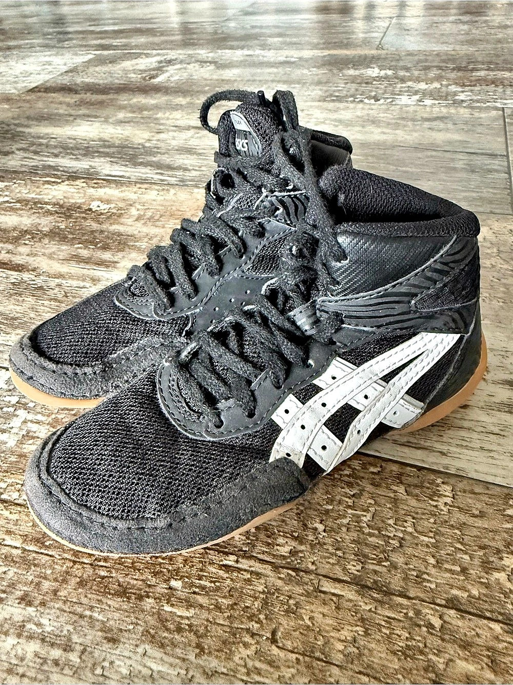 ASICS Kids Black & White US 11 - wrestling shoes